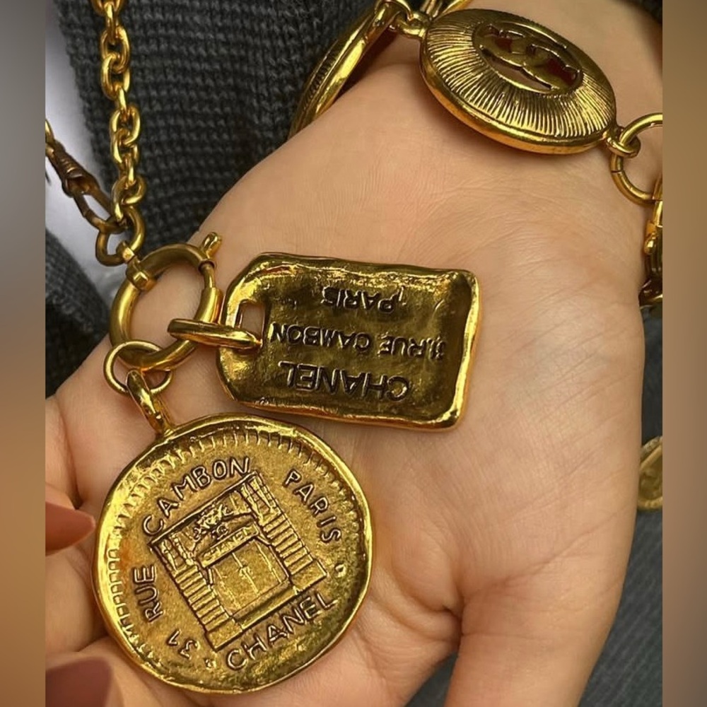 Vintage CHANEL 31 Rue Cambon Multi-Charm Medallion Pendant Necklace Gold